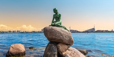 Malá mořská víla sedící na kameni