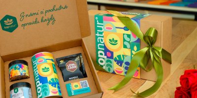 Pohled na zabalený dárkový box Top Natur převázaný zelenou mašlí