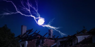 Kulový blesk nad zničeným domem