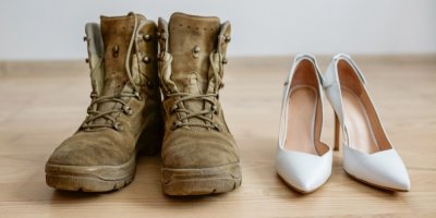 Obnošené pohory a nové bílé lodičky