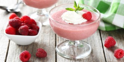 Malinová pěna ve skleničce, vedle miska s malinami