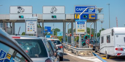 Mýtná brána na silnici v Itálii