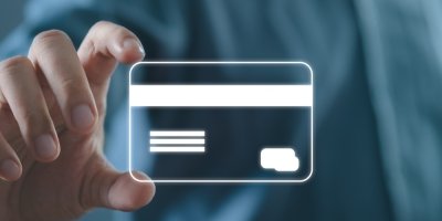 Člověk drží digitální platební kartu