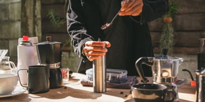 Barista připravuje kávu