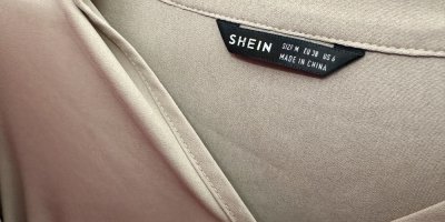 Cedulka Shein na béžové halence