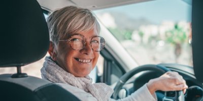 Starší žena za volantem v autě