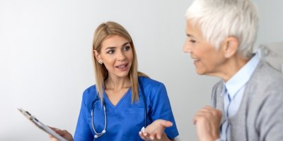 Lékařka něco vysvětluje starší ženě