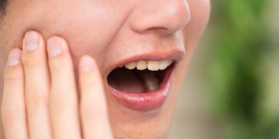 Dítě se drží za tvář