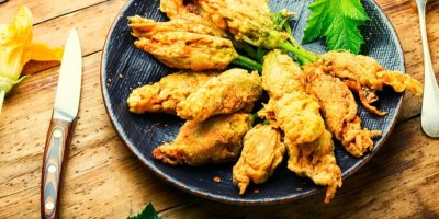 Smažené cuketové květy na talíři