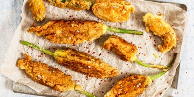 Smažené cuketové květy na plechu