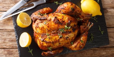 Pečené kuře na tácu s citrony a příborem