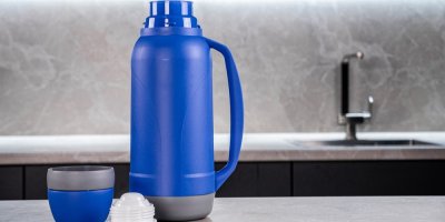 Otevřená modrá termoska