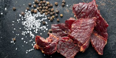 Sušené maso, sůl a pepř