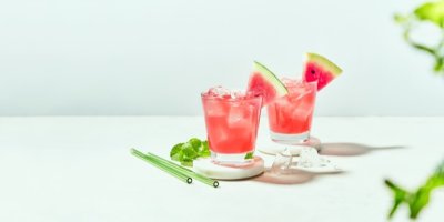 Dva melounové nápoje, brčka