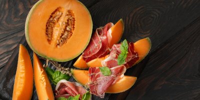 Meloun kantalup obalený v prosciuttu