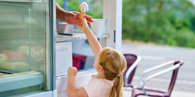 Holčička si kupuje zmrzlinu