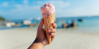 Ruka drží zmrzlinu u moře
