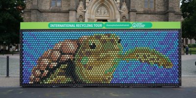 Obří zeď z plechovek a náměstí Míru v Praze vytváří obrázek želvy