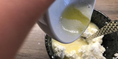 Horké máslo se přelévá do misky