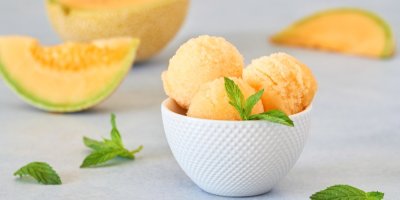 Melounový sorbet v misce s mátou