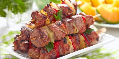 Špíz s masem, ovocem, v pozadí žlutý meloun