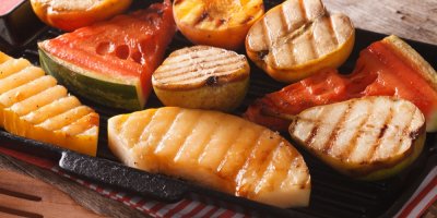 Grilované ovoce na roštu