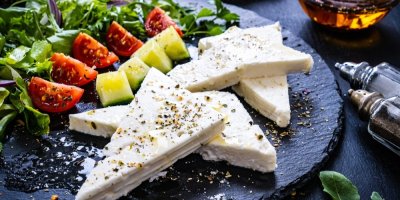 Sýr na břidlicovém talíři se zeleninou