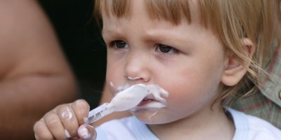 Dítě jí jogurt lžičkou