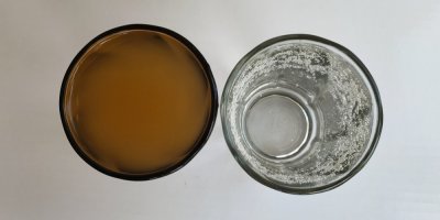 Čistá voda ve sklenici a kalná voda ve sklenici. 