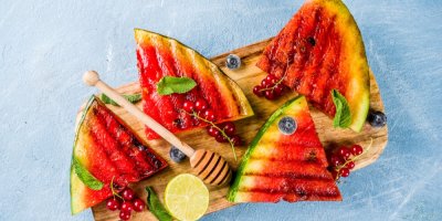 Trojúhelníčky vodního melounu s medem a ovocem na prkénku