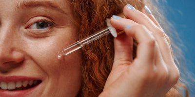 Žena aplikuje sérum na pleť