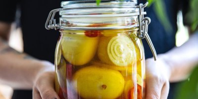 Zavařovací sklenice naplněná vejci, cibulí a paprikou