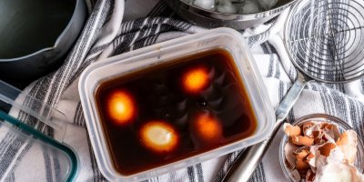 Mísa s vejci ponořenými v tmavé sojové omáčce