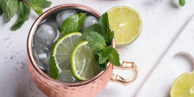 Koktejl s limetkou a mátou