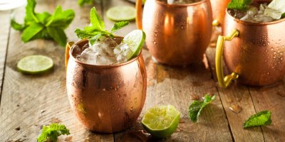 Koktejl v měděném hrnku