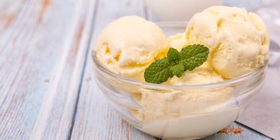 Miska s mangovou smetanovou zmrzlinou