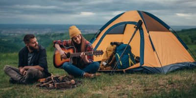 Dva lidé před stanem