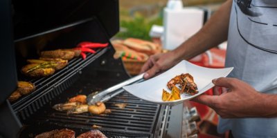 Muž griluje krevety