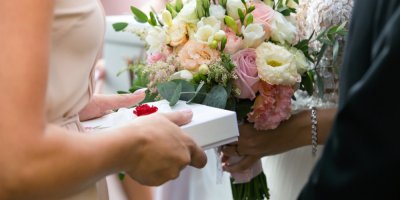 Nevěsta s květinou a družička s darem