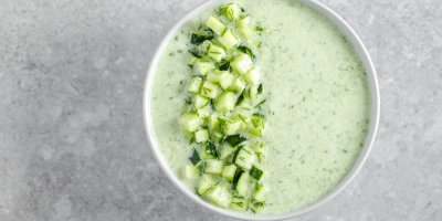 Okurková polévka s kostičkami okurky a koprem