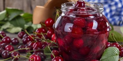 Zavařené třešně ve sklenici