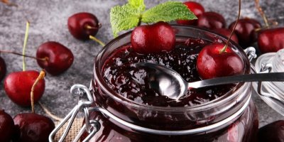 Třešňový džem ve sklenici