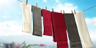 Ručníky schnoucí na šňůře