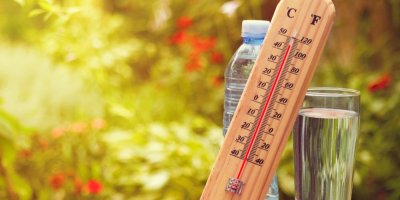 Teploměr s vysokou teplotou, plastová lahev a sklenice vody