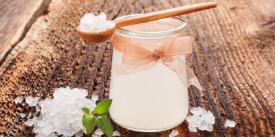 Sklenice a vařečka plné tibi krystalů