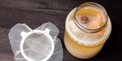 Sklenice s vodním kefírem a plátýnko s uzávěrem