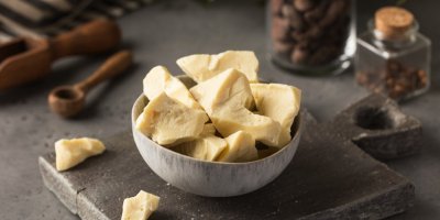 Kakaové máslo v misce