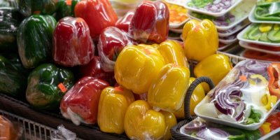 Zelenina v obchodě v igelitu