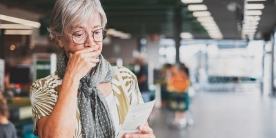 Udivující se zákaznice nad cenami