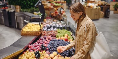 Žena si vybírá ovoce v obchodě